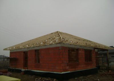 Dach kopertowy z tarasem wykonany w technologi prefabrykowanej.