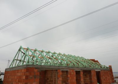 Więźba dachu dwuspadowego na restauracji w miejscowości Gaj.