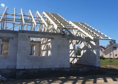 dom z wiązarami dachowymi